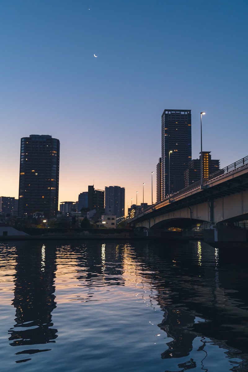 FsasakiP's tweet photo. 東京　朝焼けと三日月

#moody #moodygram #moodygrams #naturegram #photography #ファインダー超しの私の世界 #写真好きな人と繋がりたい #都市風景 #都市スナップ #中判 #fujifilm_xseries #x100v #富士フイルム #fujifilm #朝焼け #隅田川の景色 #フィルムシュミレーション #provia https://t.co/wunUjT2aub