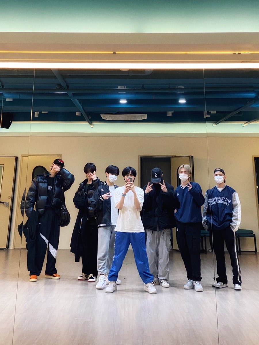 TPST_twt's tweet photo. [#한빈] 2024년 첫 연습실 단체 사진 💖😄 https://t.co/1t0Pf1wwZM