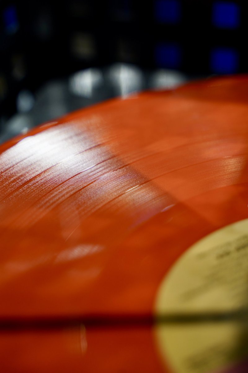 pressonvinyl's tweet image. It's an impressive journey from grooves to music! ✨

When you put the needle on the record, it reads these grooves. As the needle moves, it vibrates, and those vibrations are turned into electrical signals, which then become the sound you hear. 🤯

#grooves #vinylrecords