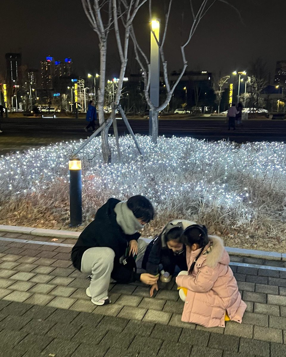 ms94_kong's tweet photo. 그러니까 본가 갈 때마다 

>형 이제 도착ㅋㅋ 애기들 만났다
글고 다롱이ㅋㅋㅋ

하고 어떤 연하한테 보내줄 것 같다고..
본가 서울이라 잠깐 본가 갔다가 집에서
뒹굴뒹굴 거리는 연하 안 심심하게
자꾸 사진 보내줌
(2년 뒤에는 명절에 송도 본가에 같이 감
가서 어머니표 갈비찜 10그릇 먹고 옴) https://t.co/6x7VQPmrUJ