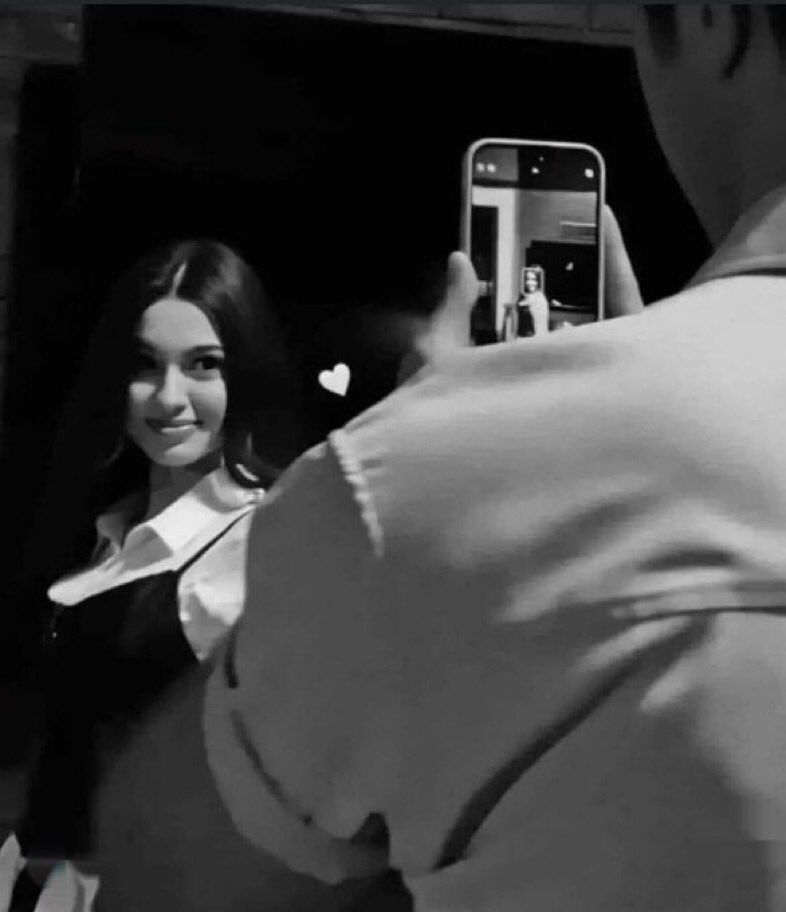 اختاري شخص يتباهى بكِ أمام الجميع.