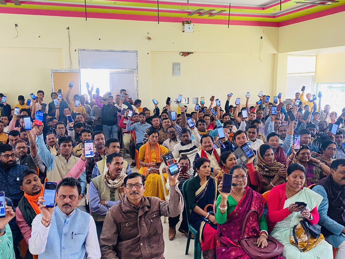 chandandnath's tweet photo. #NaMoAppCampaign এর অঙ্গ হিসেবে আজ দক্ষিণ ত্রিপুরা (পিলাক) জেলার নেতৃত্বদের নিয়ে বিলোনীয়া জেলা কার্যালয়ে একটি সাংগঠনিক বৈঠক অনুষ্ঠিত হয়।
#NaMoApp এর গুরুত্ব এবং পার্টির কার্যকর্তাদের দায়িত্ব কি কি হওয়া প্রয়োজন তা সবিস্তারে তুলে ধরি
#ViksitBharatAmbassador https://t.co/fViGvjAgIJ