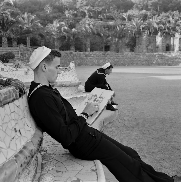 historiesdebcn's tweet photo. Marines de la Sisena Flota dibuixant als bancs del Park Güell, 1952.

📷 Nat Farbman / LIFE https://t.co/20I37D9fMH