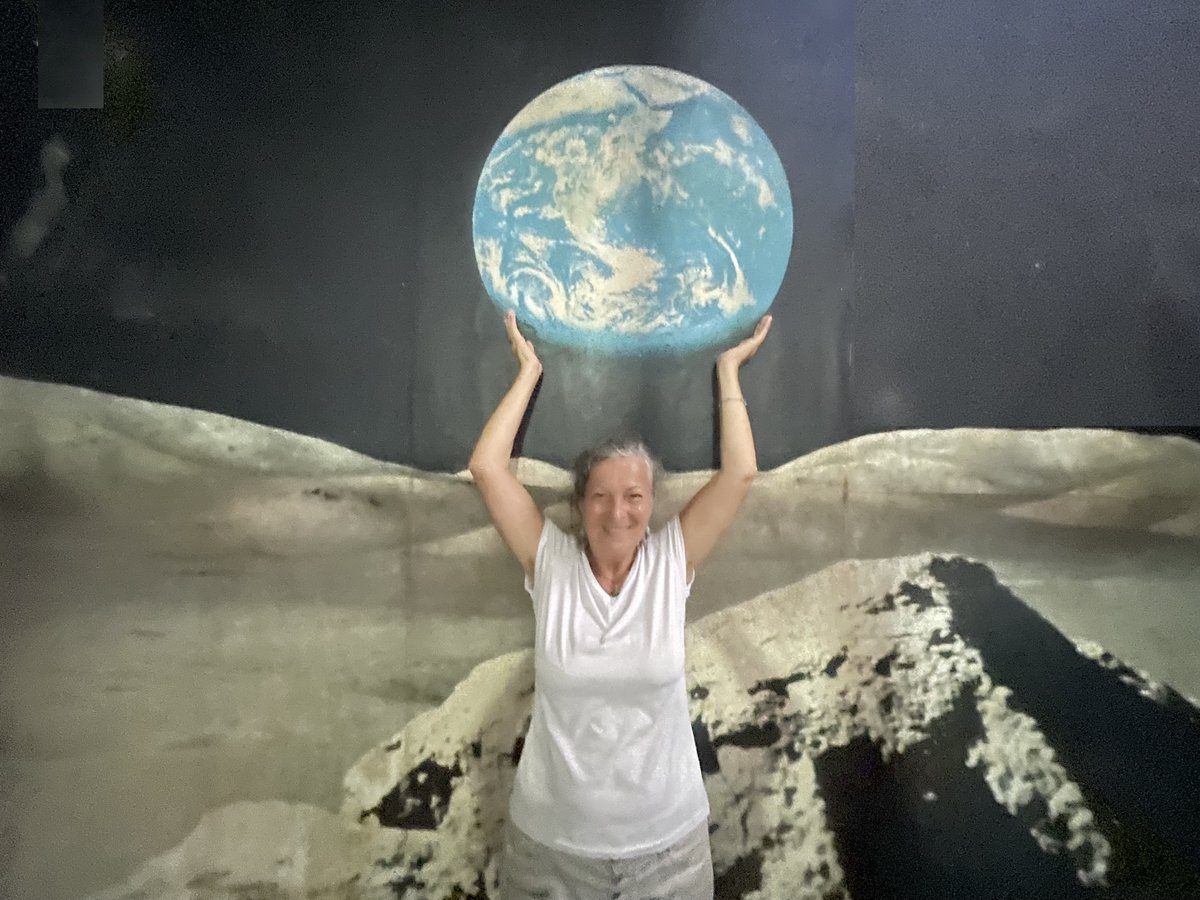 bircanunver's tweet photo. A Happy 2024 to you ALL in #Health, #Peace, #Love, and #Light.
My first picture was taken with this #Moon & #World bg in the entrance of the #ArthurCClarke office at #BarnesPlace #Colombo #SriLanka in 2002. #BircanÜnver
Photo #RohanDeSilva #DrArthurCClarkeTrust
@NalakaG https://t.co/feQehQGZhP