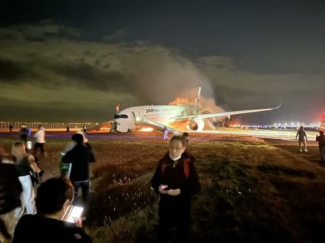 cpt340's tweet photo. Todos os passageiros abandonaram o avião antes deste ser envolvido pelas chamas. Como mandam as regras, o Comandante percorreu o interior do avião com uma lanterna na mão para se certificar que ninguém ficou a bordo. Depois escorregou pela manga para a salvação. Enorme respeito https://t.co/zTKP9wyQ9J