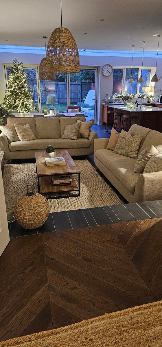 Chillslincoln79's tweet image. Not quite sure I&apos;m ready to say goodbye to this view...or return to work 🙈🙈. Twinkly lights are good for the soul...as is rosè &amp;amp; cheese. Happy New Year everyone.....wishing you all the best for 2024 🥂🥂🥂🥂 #AcademicChatter #AcademicSupport #lifeofaPI #WomenInSTEM