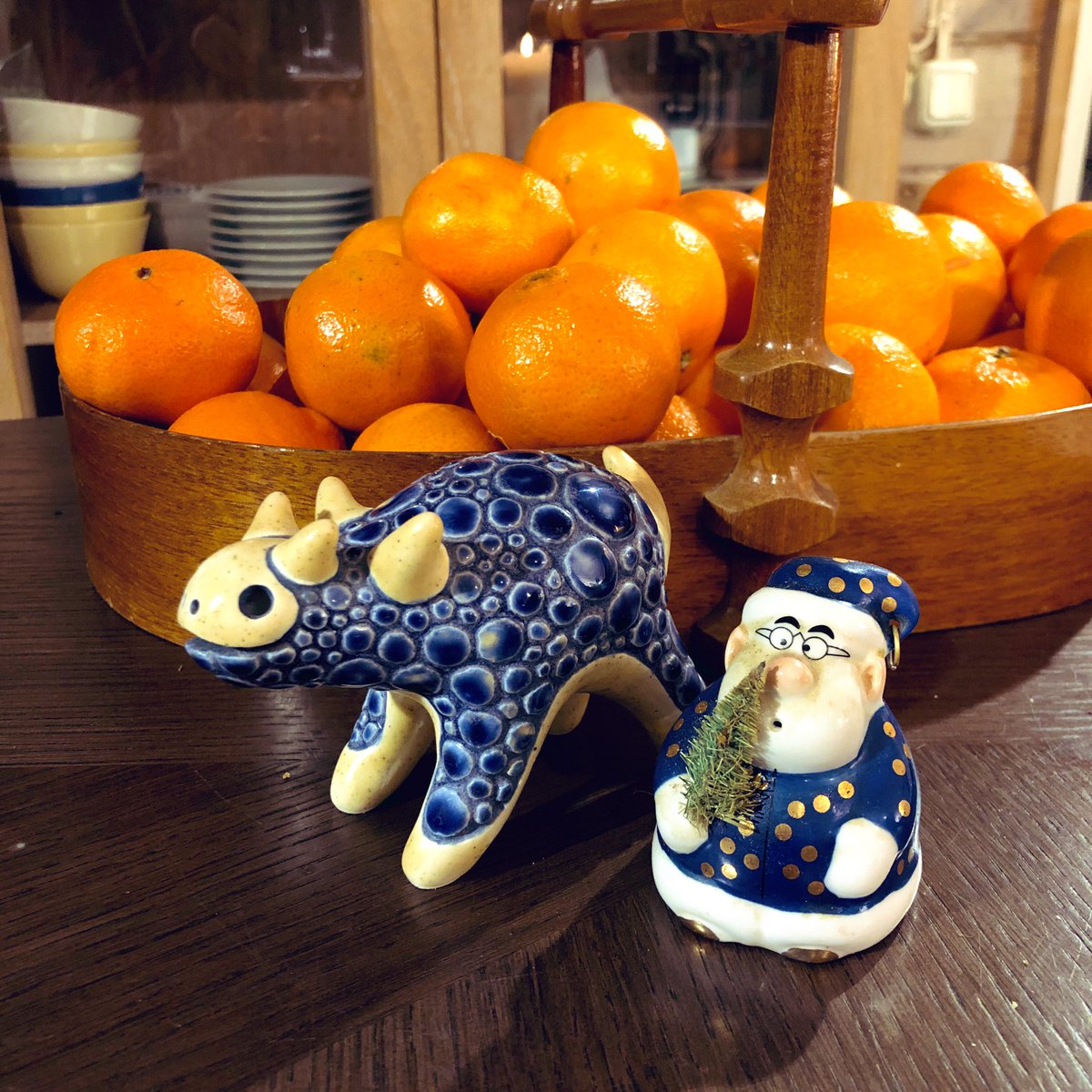 У родителей уже много лет живёт вот этот новогодний челик, которого они ласково прозвали Борюсик, в честь Бори Моисеева (видимо, потому что голубой 🌚 но ваще он рили похож). В новогодние праздники он занимает почётное место на столе. А теперь у него появился друг!!! 🥰