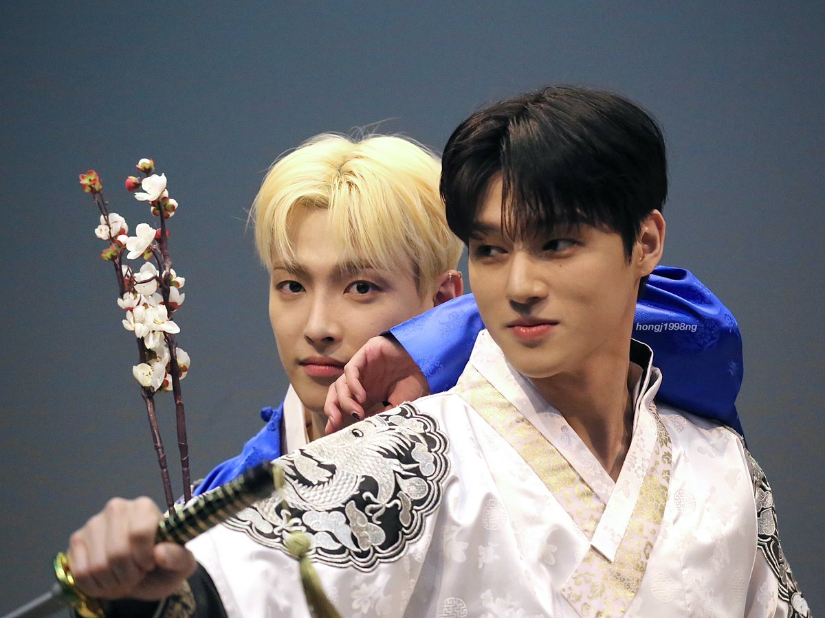 240102 미니레코드 대면 
토파즈 넘잘생김….. 

#ATEEZ #에이티즈 #HONGJOONG #홍중
#WOOYOUNG #우영