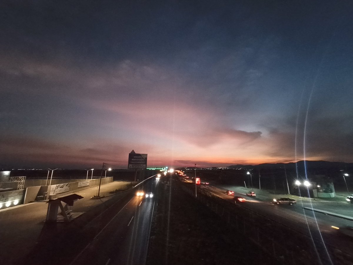 Jonathansaidvar's tweet photo. Ayer salí al Oxxo a comprar cigarros  y  el puente peatonal me regaló un buen atardecer en #Pachuca https://t.co/4BDt0oemwl