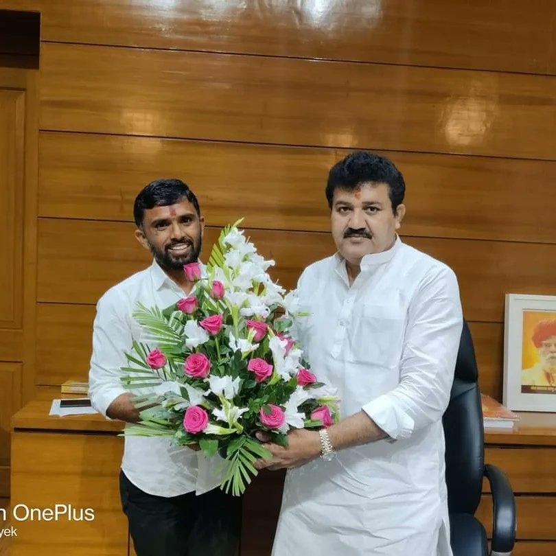 AibssRathod's tweet photo. ना.श्री.संजयभाऊ राठोड साहेब यांना नविन वर्षाच्या शुभेच्छा देतांना https://t.co/TZt6o9k8qA
