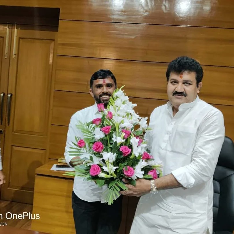 AibssRathod's tweet photo. ना.श्री.संजयभाऊ राठोड साहेब यांना नविन वर्षाच्या शुभेच्छा देतांना https://t.co/TZt6o9k8qA