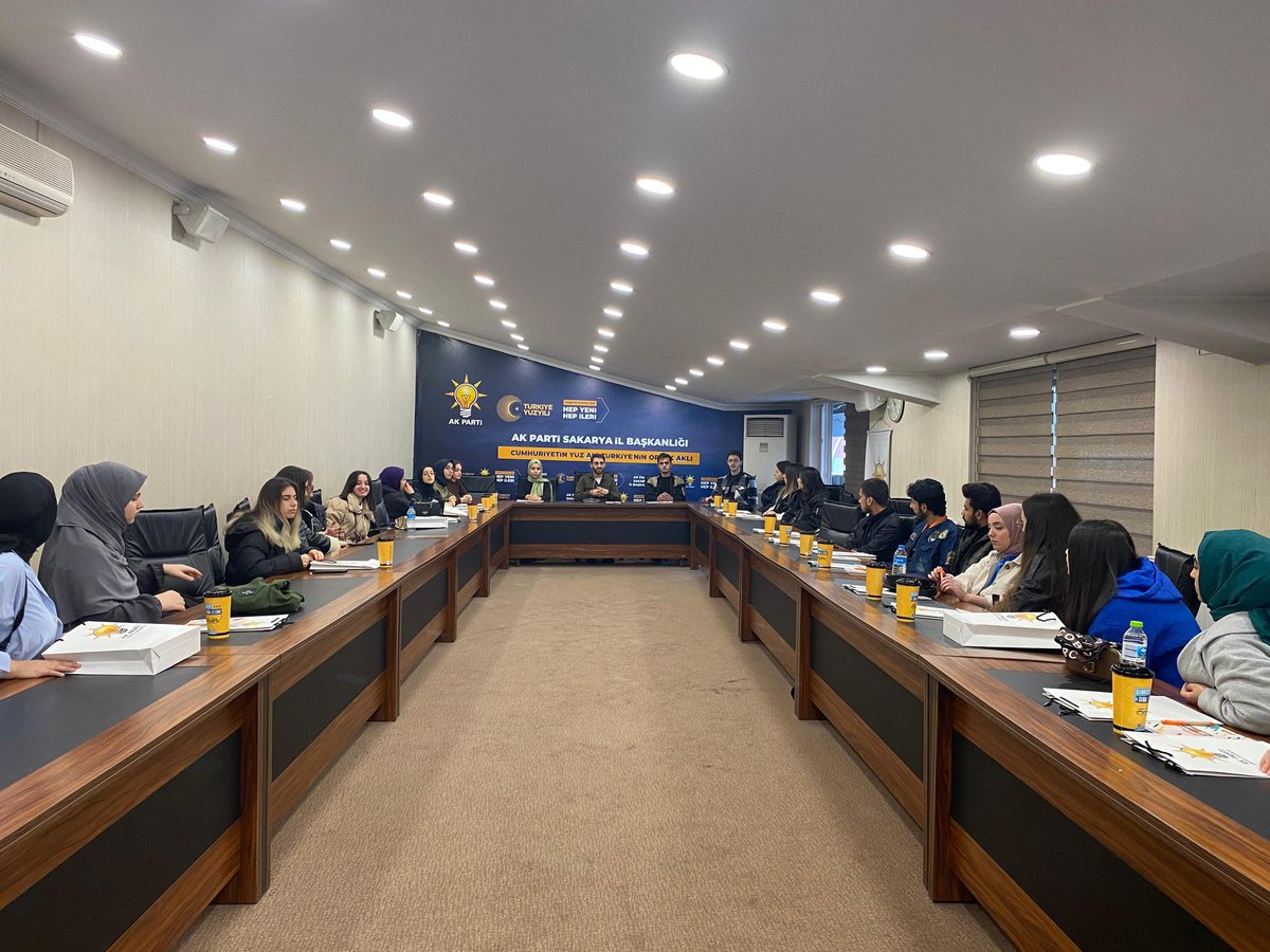 uniaksakarya54's tweet photo. Teşkilatımızda üniversite öğrencilerimizi ağırlamaya devam ediyoruz.
#sakaryauniversitesi #akgencliksakarya #uniak #uniakgm https://t.co/VPGKMM2bLf