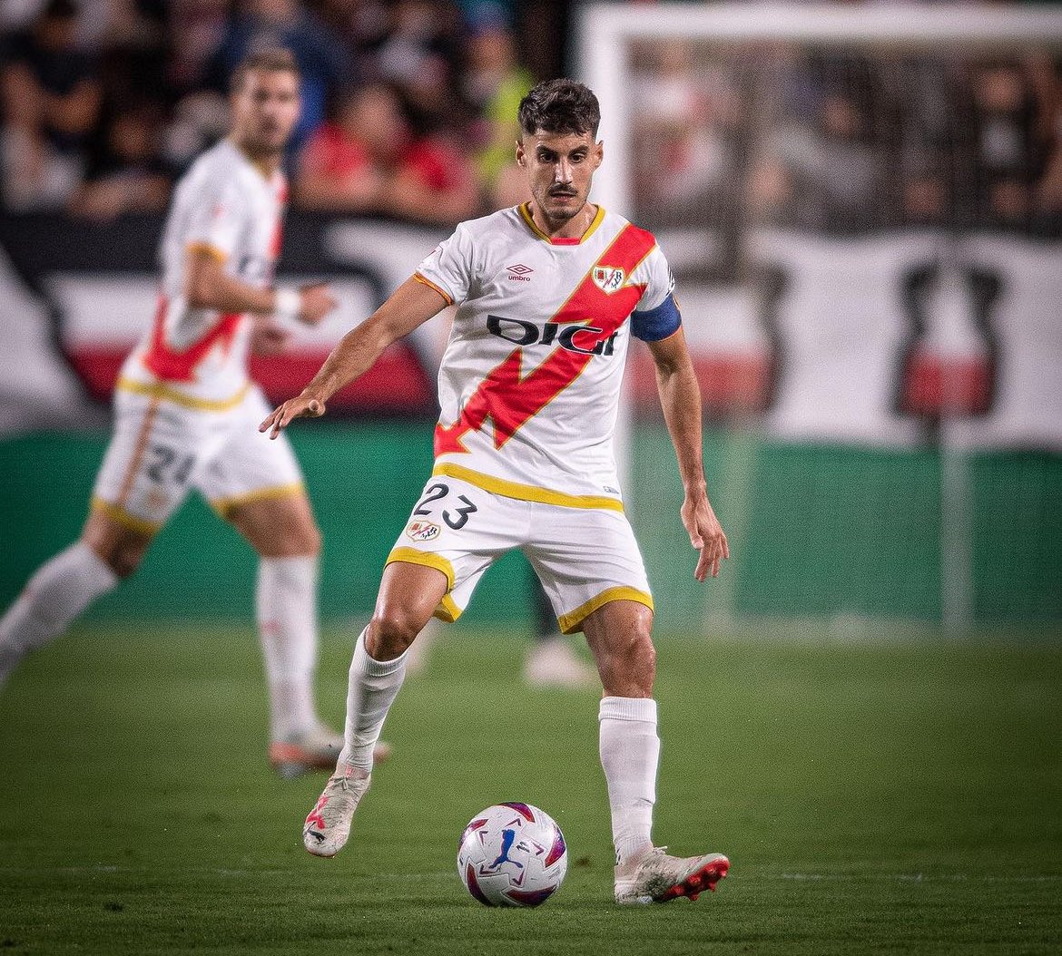 AS_SergioLopez's tweet photo. Hay pocos futbolistas en la élite más infravalorados que @OscarValentin94. Un líder silencioso, un rayista a gritos.

Un vallecano de Ajofrín. https://t.co/SRjhgVeAIQ