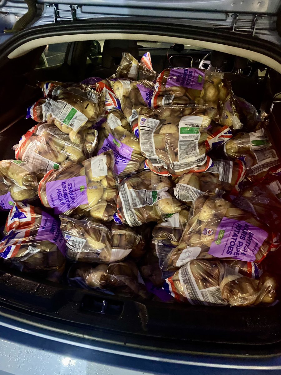 Science with @suffolkvicar Lesson #2 What weight of potatoes 🥔 can a Vicarmobile hold? 315 Kg or 123 2.5Kg bags, one 7.5 Kg sack & a few odd Maris Pipers. All will be in @FelixParish Pantry o we the next few days. Everything free - donations appreciated Thank you @lidl @nbrly