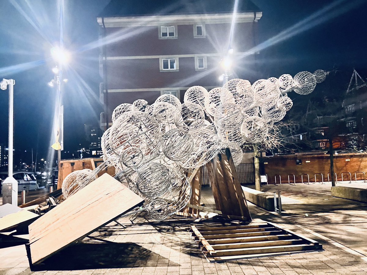 Sad to see the #Ipswich #ChristmasTree has become another victim of #StormHenk Be Careful out there folks! 🙏 #Ipswichmarina #UniversityofSuffolk #NeptuneQuay