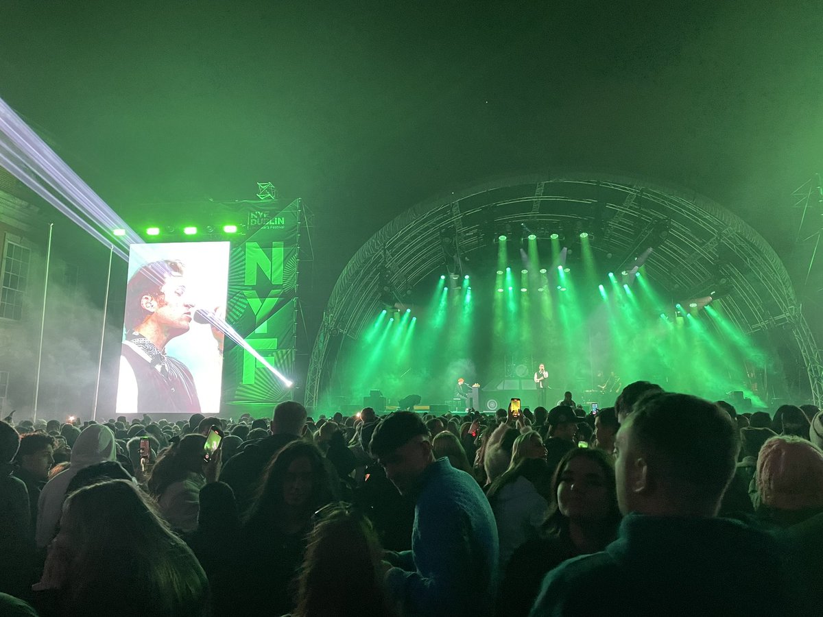 Sarah_LH1's tweet photo. Best way to end the year and begin another🥂💚 @picturethis https://t.co/rHQ77cgovx