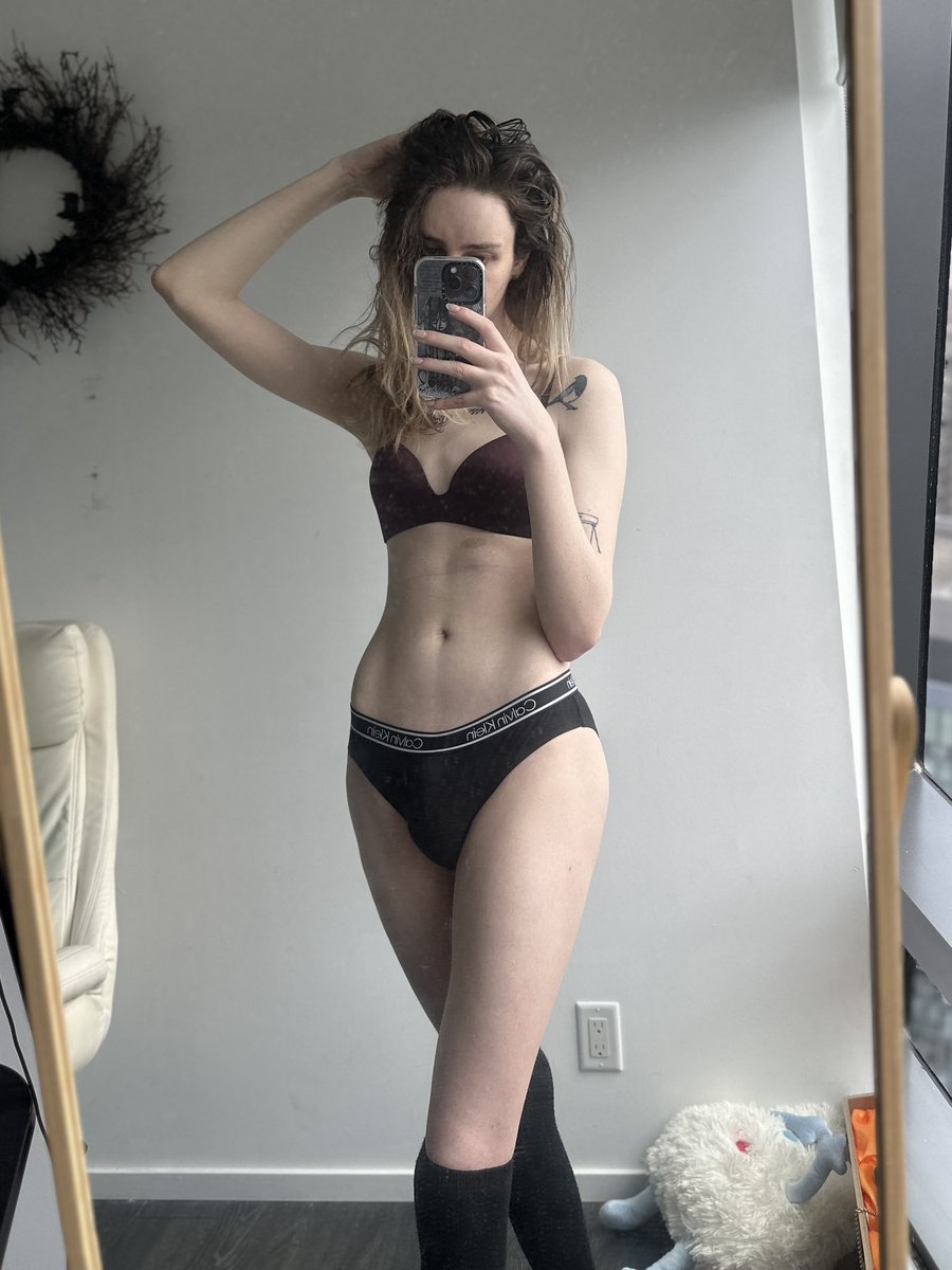 Aoife_Bee_'s tweet photo. it's my birthday so you legally have to tell me i'm hot https://t.co/t8VTiq8qj7