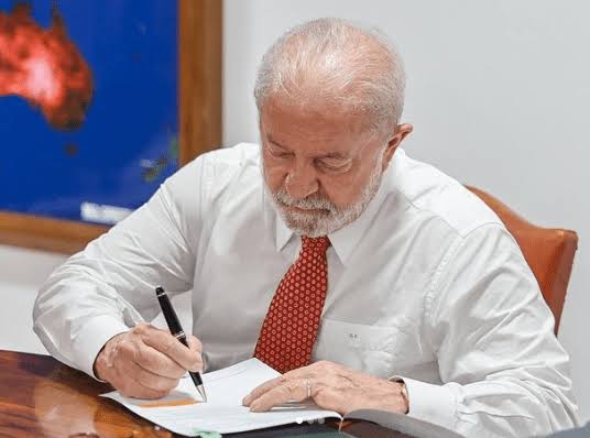 🚨URGENTE: O Presidente @LulaOficial acaba de anunciar a quitação completa da DÍVIDA HABITACIONAL das pessoas de baixa renda. De agora em diante, as pessoas vão abrir o aplicativo para realizar o pagamento e descobrirão que já está tudo pago. Isso vai permitir que elas possam…