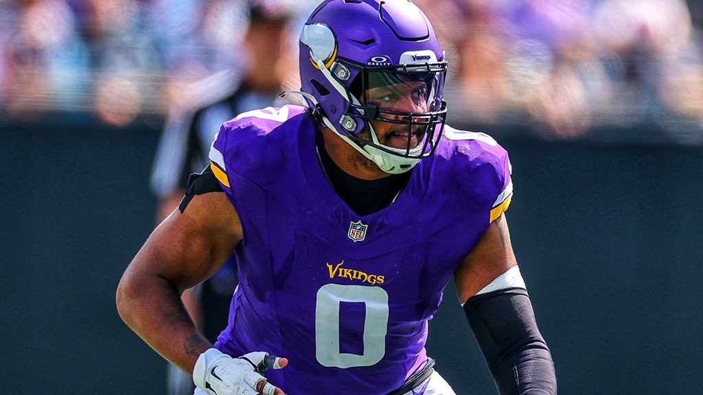 vikingzfanpage's tweet photo. Marcus Davenport’s season is over. He ended the season with:

• 7 total tackles
• 2 sacks
• 4 QB hits 
• 3 games played (only played 4 snaps week 2)

The experiment with the #Vikings did not work. https://t.co/hZgZZ5Zyqa