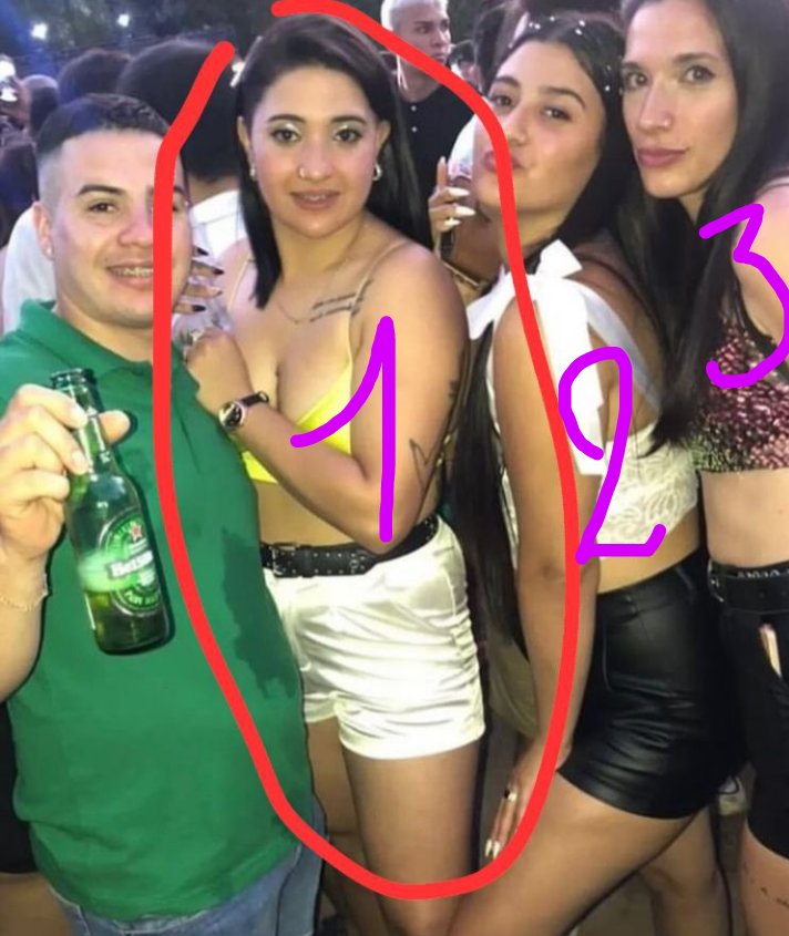 <a href="/axel_maidana01/">Axel</a> Están las 3 en la pelea. La del medio está arriba de la chica que está en el piso.