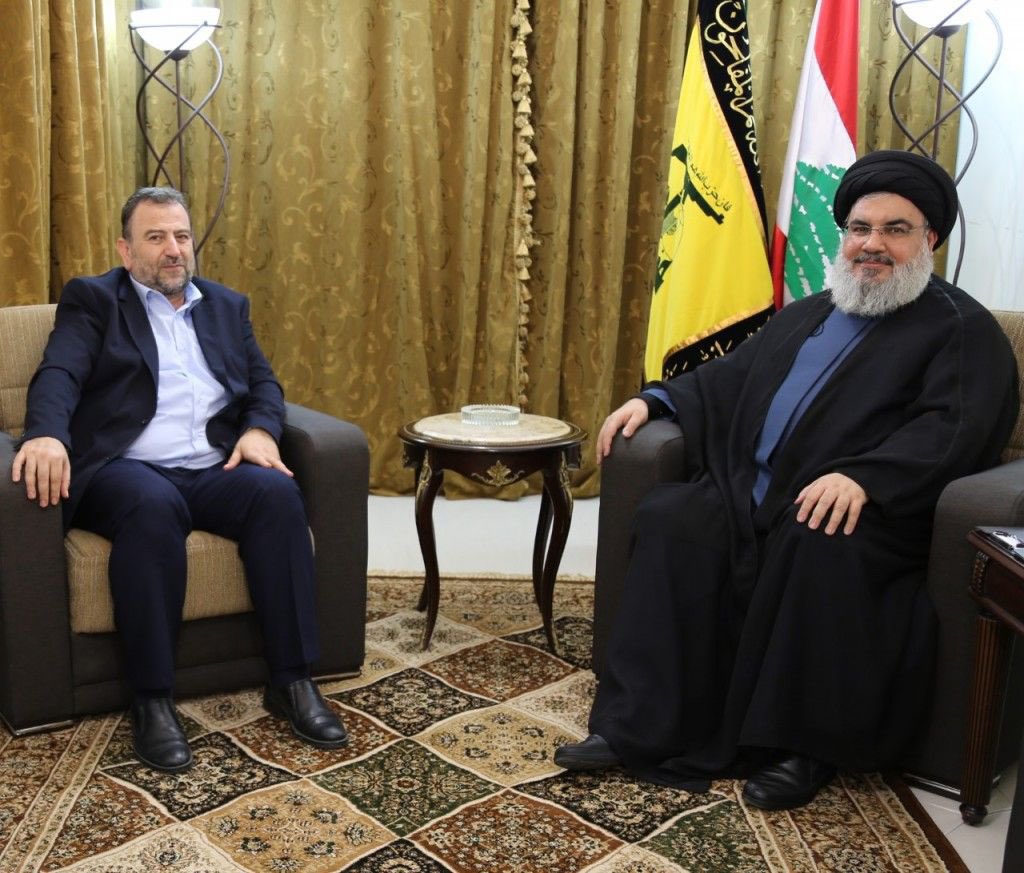 Columbuos's tweet photo. يُقتل دائماً ضيوفه الذين يترددون عليه في الضاحية، بينما يقعد هو مترهلاً منذ سنوات طويلة لايخشى على نفسه خطورة اسرائيل كخشيته من السمنه، بل لا يرونه الصهاينه كهدف وهو الذي يبعد 13 كيلو متر عن اسرائيل.
في حين يقول انصاره أنه هدف للصهاينه وأنه حجرة منيعة وفي رباط وجهاد مستمر ضد الامبريالية؟ 
إن كان كذلك كما يزعمون فلماذا لانرى اثار الزهد والجَلد والصبر على نفسه؟ 
لا نرى سوى نعومة وجنتيه واحمرار خديه وشفتيه حتى أن الكنب الواحد لايسع احدى شطيتيه فأين هو الزهد والجهاد والرباط كما حال من هم في ركض الميادين؟ 
  
الخلاصة/
هو و "محور المماتعه" سمح لهم الفرس والامريكان بحمل السلاح على جيوش اوطانهم مقابل أن يجلبوا للصهاينه كل من يهدد اسرائيل حقاً (ولا مانع من شتم وذم اسرائيل على التلفاز)، فكل المؤشرات أثبتت أنهم ذيول وجنود الصهاينه كفرسان الهيكل، وحربهم هي حرب على الاسلام والمسلمين ووحدة صفهم لا أكثر.