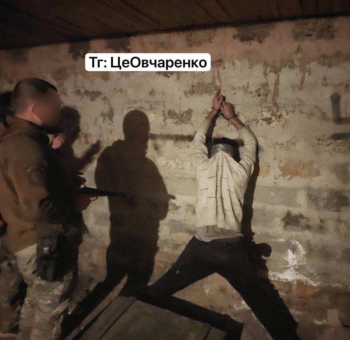 Vit_Ovchar's tweet photo. Підрозділ російської армії ДШРГ «Русич» на своєму телеграм каналі публікує фото тортур, скоріше за все, полоненого українця.

І абсолютно неважливо це військовий чи цивільний.

Важливо те, що він висить підвішений за руки на якомусь підвалі, де його катують. І росіяни цим вихваляються.

Ось такі вони російські «освоболители».