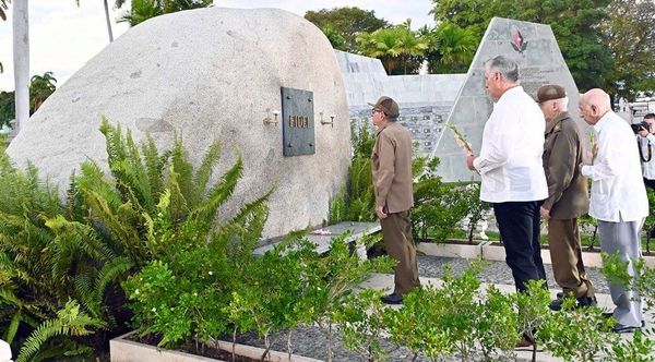 cubacooperaven's tweet photo. Ante la piedra de la Sierra Maestra que custodia las cenizas de Fidel, ofreció su saludo militar el líder de la Revolución, General de Ejército Raúl Castro Ruz, como homenaje al fundador de la obra monumental que este primero de enero cumplió 65 años.

#EstaEsLaRevolución https://t.co/G7PVZiOFtI