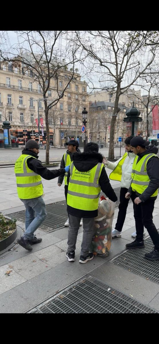AhmadiyyaAp's tweet photo. Cinquante jeunes de l’association musulmane #Ahmadiyya de #France se sont retrouvés hier matin à la mosquée de @saintprix95 pour prier pour la #paix dans le monde et pour la #France. Ils se sont ensuite retrouves sur l’avenue des Champs-Elysées pour contribuer au ramassage des déchets suite aux festivités de la veille. 
#jeunes #islam #écologie #environnement #planète #annee2024
