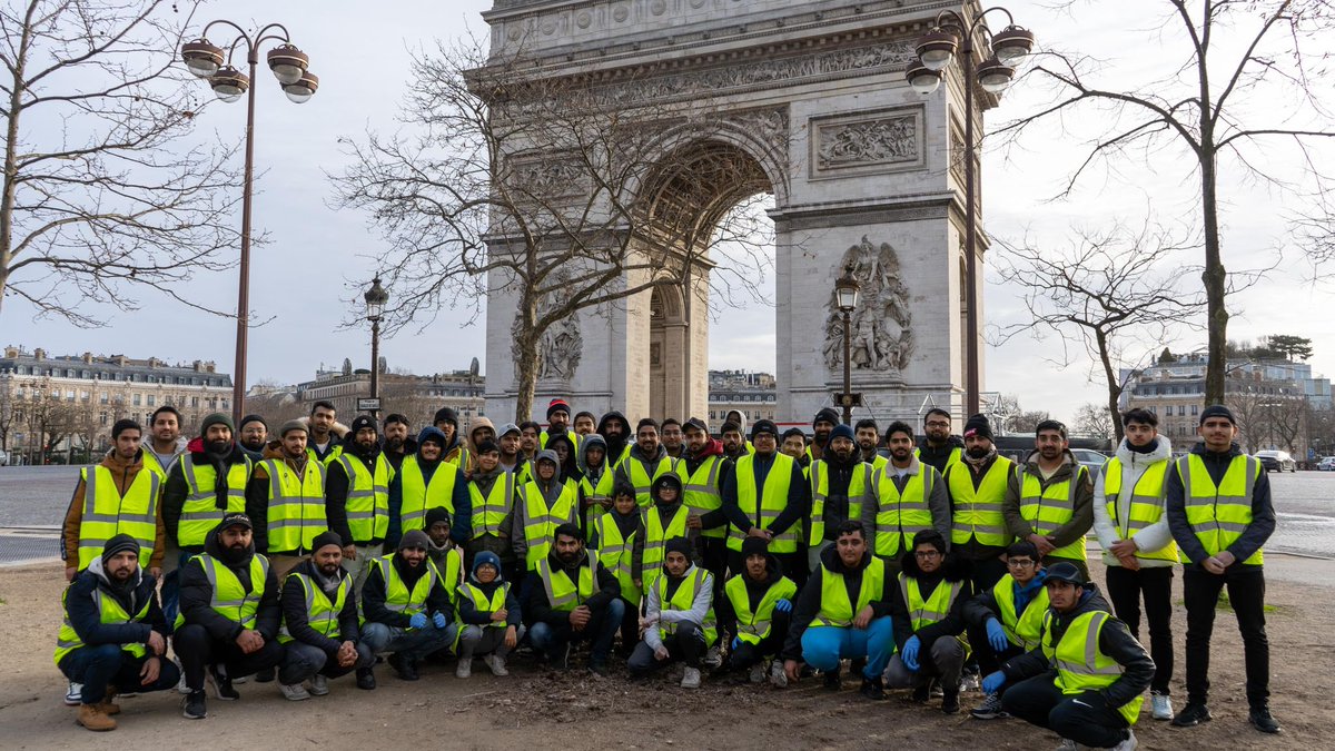 AhmadiyyaAp's tweet photo. Cinquante jeunes de l’association musulmane #Ahmadiyya de #France se sont retrouvés hier matin à la mosquée de @saintprix95 pour prier pour la #paix dans le monde et pour la #France. Ils se sont ensuite retrouves sur l’avenue des Champs-Elysées pour contribuer au ramassage des déchets suite aux festivités de la veille. 
#jeunes #islam #écologie #environnement #planète #annee2024