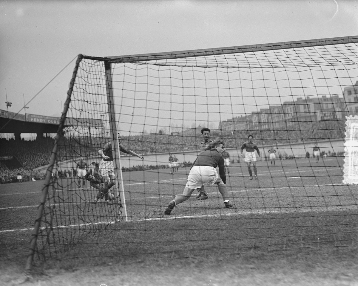 Onze biografie over Bram Appel (op de foto scorend namens Les Pro Hollandais tegen Frankrijk in de beroemde #Watersnoodwedstrijd in 1953) heeft afgelopen jaar aardig wat los gemaakt. Zo kreeg de oud-international officieel door de <a href="/KNVB/">KNVB</a> eerherstel voor zijn betekenis voor de