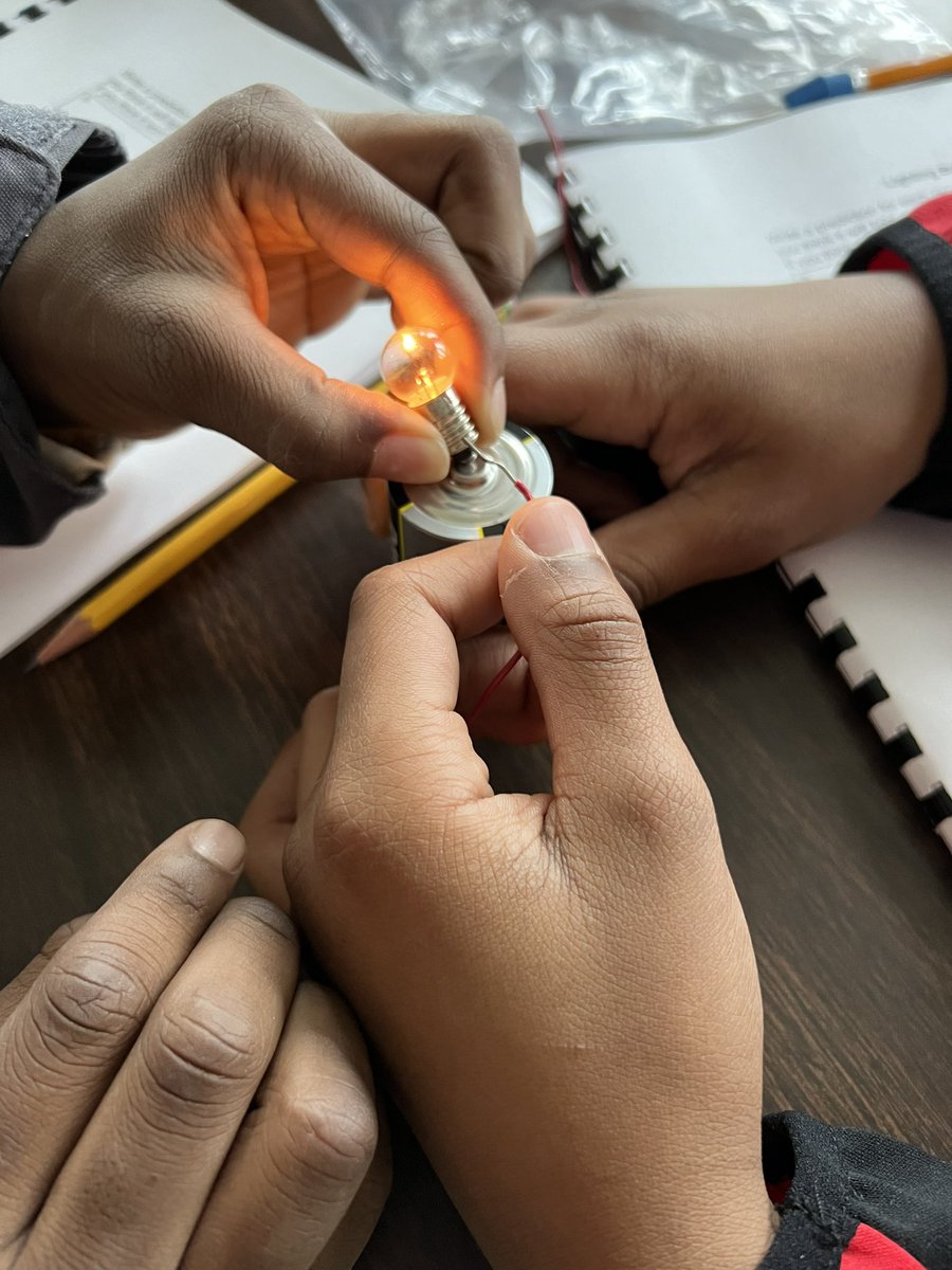 Grecco216's tweet photo. Engaging students 30 minutes into the school day after a long break ✅ 

Focus Question: What is needed to light a 💡? 

@SCSDScience @FOSSscience @SyracuseSchools #PantherPride🐾 https://t.co/UncL5DflK4
