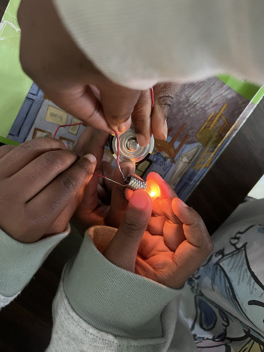 Grecco216's tweet photo. Engaging students 30 minutes into the school day after a long break ✅ 

Focus Question: What is needed to light a 💡? 

@SCSDScience @FOSSscience @SyracuseSchools #PantherPride🐾 https://t.co/UncL5DflK4