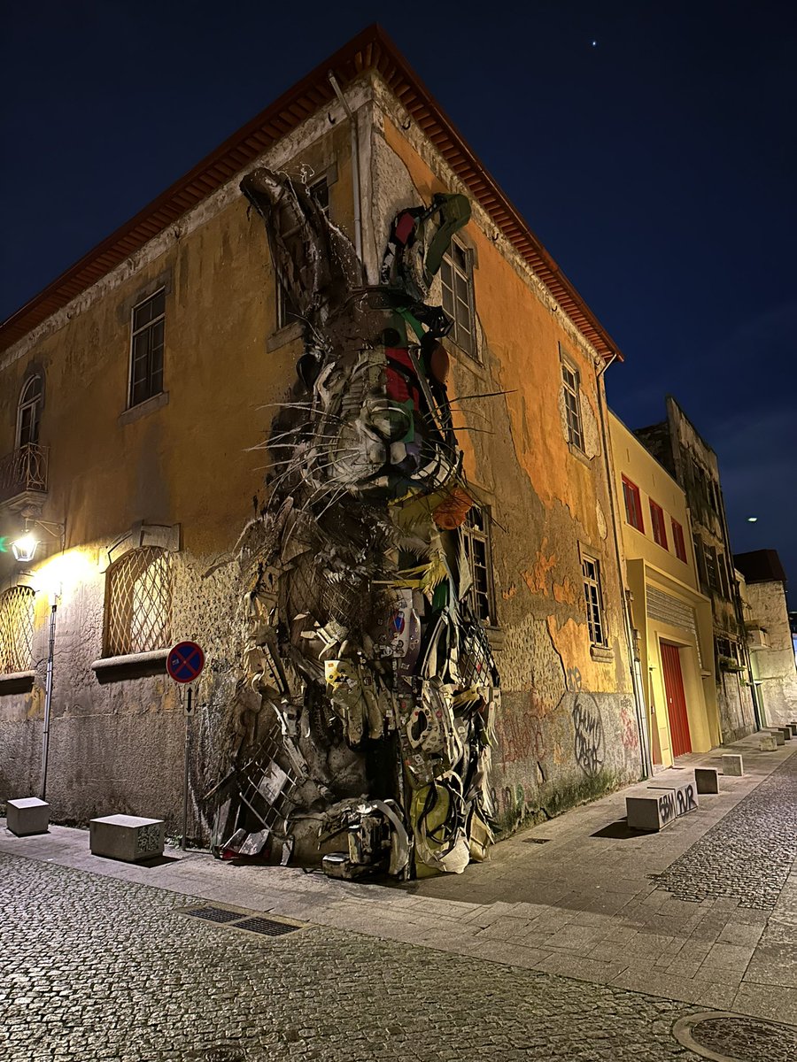 DESIGNTRACES's tweet photo. Bordalo II rabbit in Porto is especially stunning at night #streetart https://t.co/v08pQ10TnK