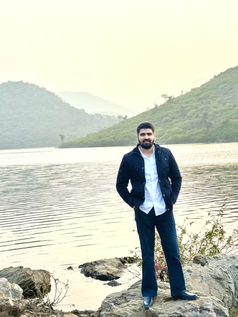 satender_awana's tweet photo. जो कल थे,
वे आज नहीं हैं।
जो आज हैं,
वे कल नहीं होंगे।
होने, न होने का क्रम,
इसी तरह चलता रहेगा,
हम हैं, हम रहेंगे,
यह भ्रम भी सदा पलता रहेगा। https://t.co/AeD4gTfn32