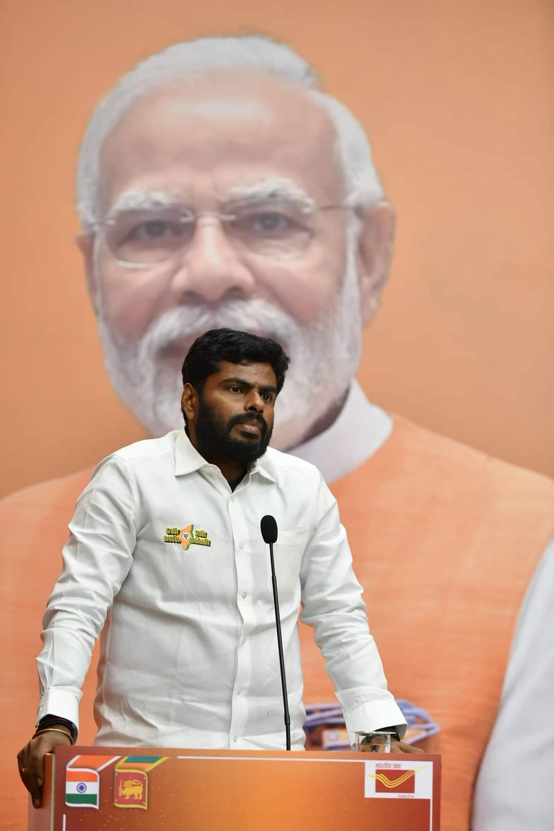 p_nikumar's tweet photo. #VanakkamModi 12 லட்சம் டீவீட்.... ❤️

சில வருஷங்களுக்கு முன்னால எதிர்கட்சியாக இருந்து " கோ பேக்"  சொல்லிட்டு இருந்தானுக...

இன்று ஆளுங்கட்சி முதல்வராக இருந்தும்....

ஆனா பேச வரும் போது " மோடி மோடி" னு கோஷம் விண்ணை முட்டுது...

காரணம்....

கட்சி மாநில தலைமையில் ஒரு " சிங்கம் " 

இப்போ சொல்லுங்கடா " Go back " னு என் தலைவனை பார்த்துனு நின்னாரு பாருங்க...

மலை டா! அண்ணாமலை 🔥🔥🔥