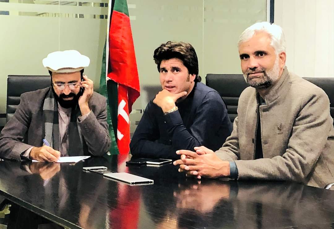 KhalilUrRahmanB's tweet photo. مقتدر قوتیں احساس کمتری کے شکار ہوچکی ہے کہ ہم نے تو پی ٹی آئی کو کچلنے کے لیے ہر حربہ استعمال کیا لیکن اس باوجود پی ٹی آئی کے مقبولیت میں مسلسل اضافہ ہو رہی ہے اب الیکشن سے جان چھڑانے کے کوشش ہورہی ہیں لیکن جب بھی الیکشن ہوگا پی ٹی آئی کو تاریخی فتح نصیب ہوگا انشاءاللہ https://t.co/rZc4T5Ngc1