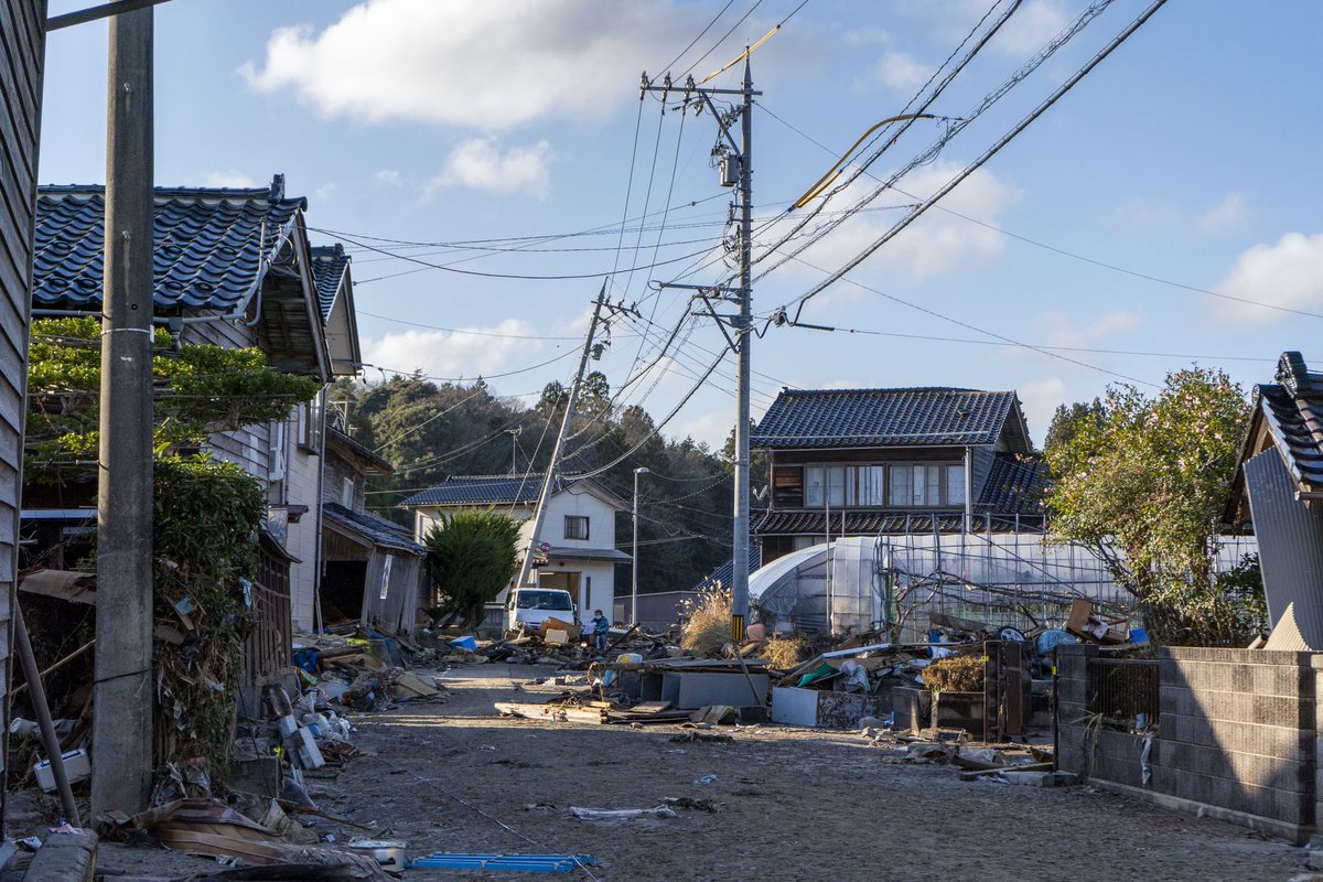 能登町白丸地区に避難しています。津波と火災で家に帰れない方がたくさんいて、水と充電器と食料が足りない状況です。避難所にはフリーWi-Fiがあり、SNS等で連絡はとれますが、電話がつながりにくい状況です。拡散をお願いします。