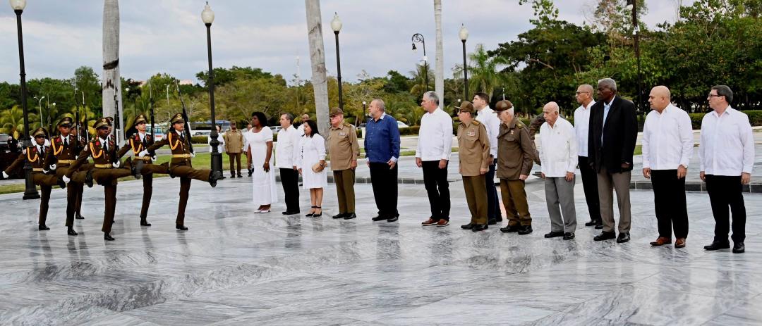 Este 1ro de enero, en el cementerio de Santa Ifigenia de #SantiagoDeCuba, rendimos sentido tributo al líder histórico de la Revolución, #Fidel Castro Ruz, a los padres fundadores de la nación y a héroes y mártires de nuestra Patria. #EstaEsLaRevolución