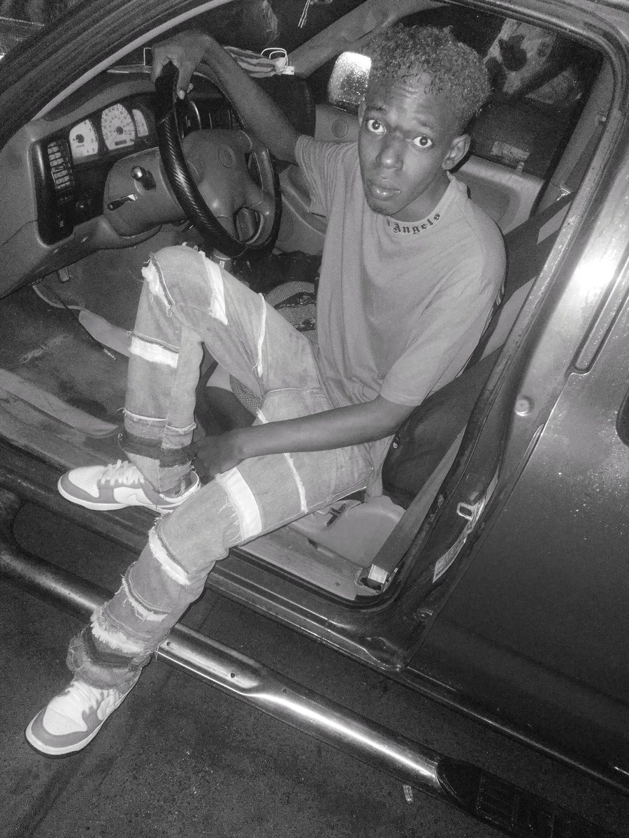 Lb_varye_styll's tweet photo. L.B varye styll bonne anné 2024 ak tout zanmi fanmi e ak sa kap supòte travay mwen yan mèsi https://t.co/M8LuHRgynE https://t.co/4cbAKIyiUp