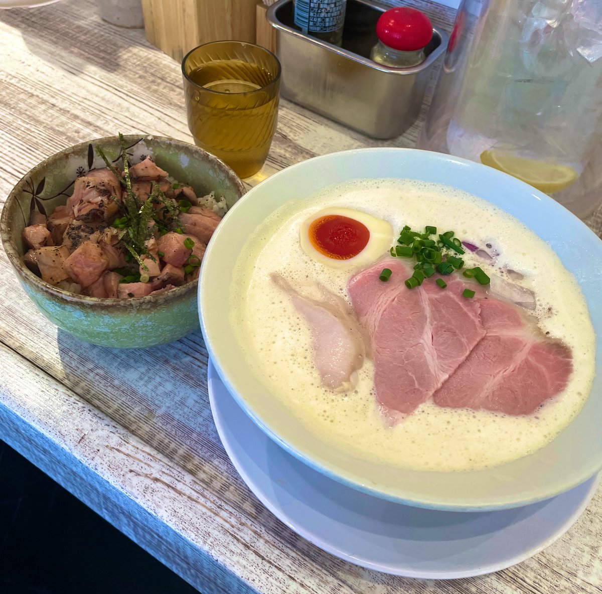 chal_zou's tweet photo. あけましておめでとうございます。
2024年は「SNS含めて積極的に発信していこう」の年です。
ちなみに本年のラーメン初めは本日。
こちらでした。「狂気の沙汰ほど美味い」。 https://t.co/JbMlVcA9OG