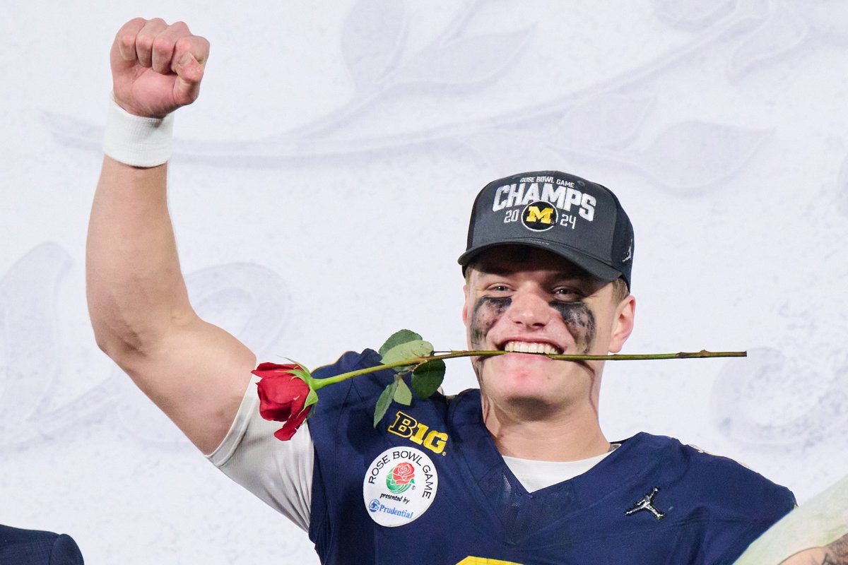 UMichFootball's tweet photo. Gooooood morning Wolverines!

Waking up Rose Bowl champions! 🌹

#GoBlue https://t.co/MJOySU8I6J