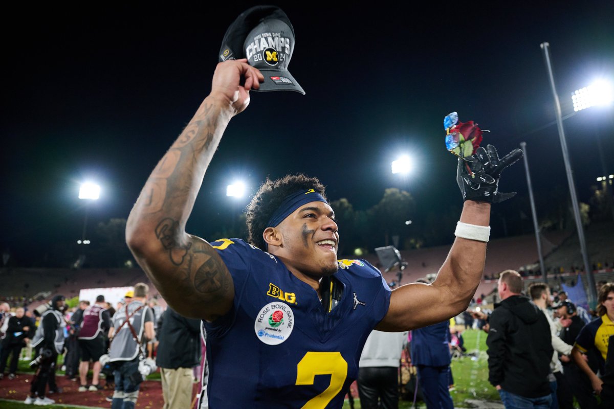 UMichFootball's tweet photo. Gooooood morning Wolverines!

Waking up Rose Bowl champions! 🌹

#GoBlue https://t.co/MJOySU8I6J