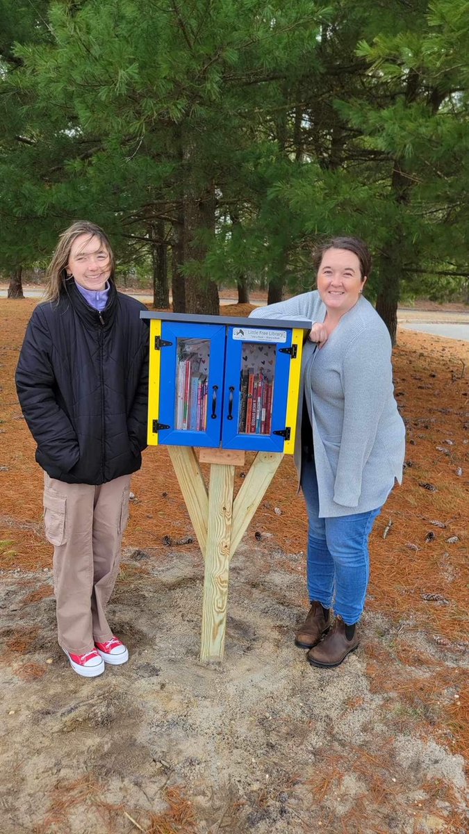 MTESMediaCenter's tweet photo. New Year...New Little Library!  Thanks to former MTES student Ella and her family, we now have a free little library at Manchester Elementary!! https://t.co/DB2Bx4CUev