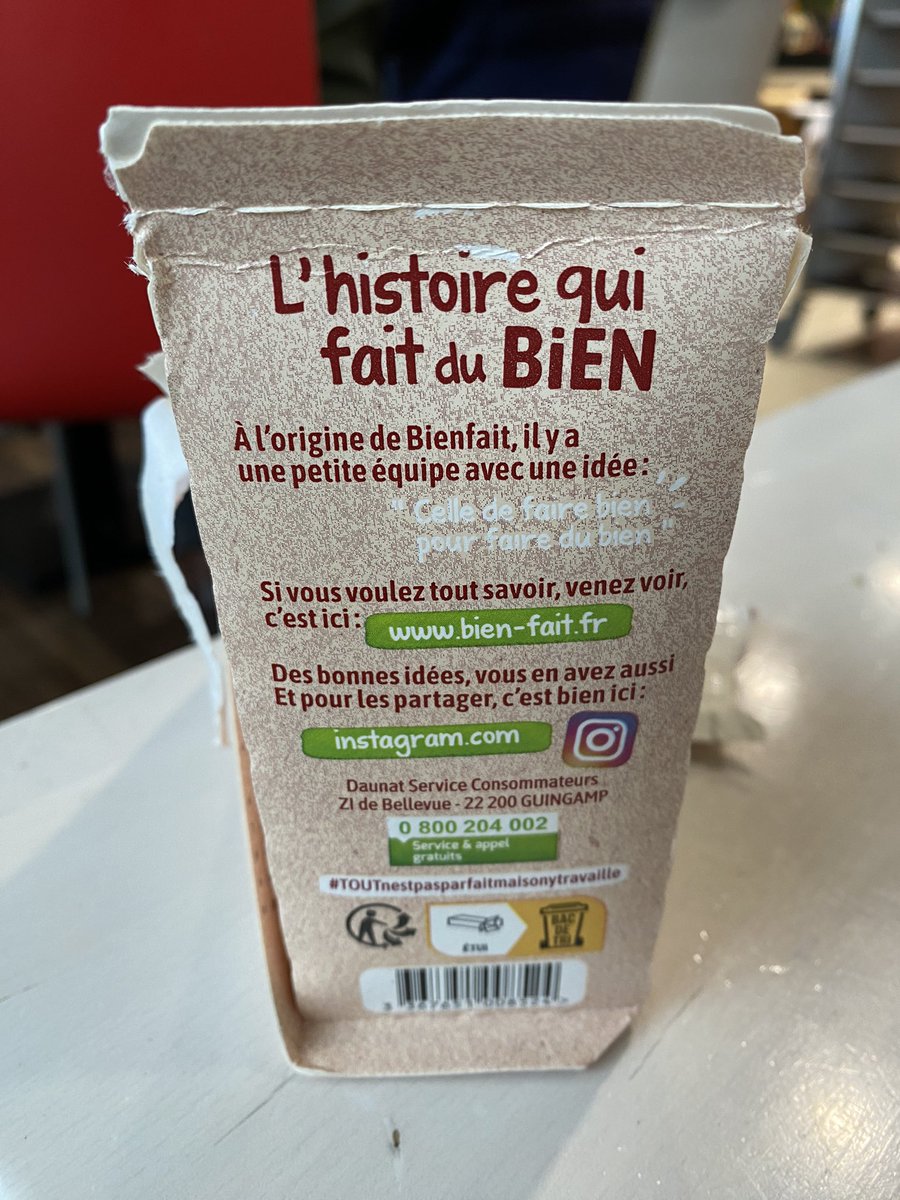 FlorenceBouchot's tweet photo. Délices et bienfaits des aires d’autoroute 🤣. 
Bien fait pour vous 😂 ! Premier, second ou troisième degré 🤣? 
Histoire de cliente 😉. Mieux vaut en rire …
#sefairedubien #fairebien #fairedubien #bienfaitpourvous #storytelling #bienfait #sandwich #expérienceclient #histoire https://t.co/CxFsGKNzyz