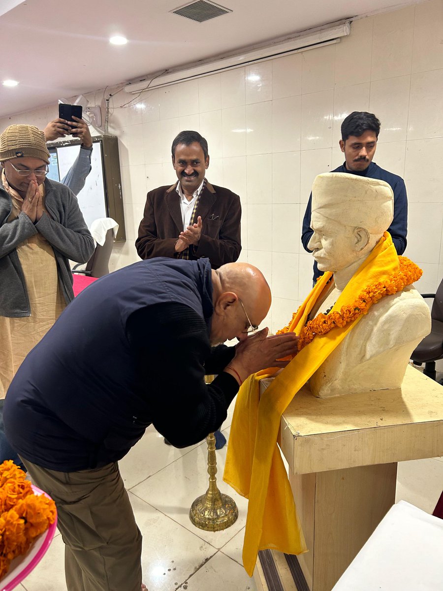 Ptdducbhu's tweet photo. पं. दीनदयाल उपा० पीठ में आज 'पं दीनदयाल उपाध्याय का एकात्म मानववाद: युवा शक्ति और भविष्य का भारत' विषय पर चर्चा का आयोजन किया गया । समन्वयक प्रो. तेज प्रताप सिहं ने मुख्य अतिथि डॉ. विनोद शुक्ला(राष्ट्रीय अध्यक्ष, पं दीनदयाल स्मृति मंच) और हिमांशु पाण्डये का स्वागत किया गया। https://t.co/FdqDFYZ6N6