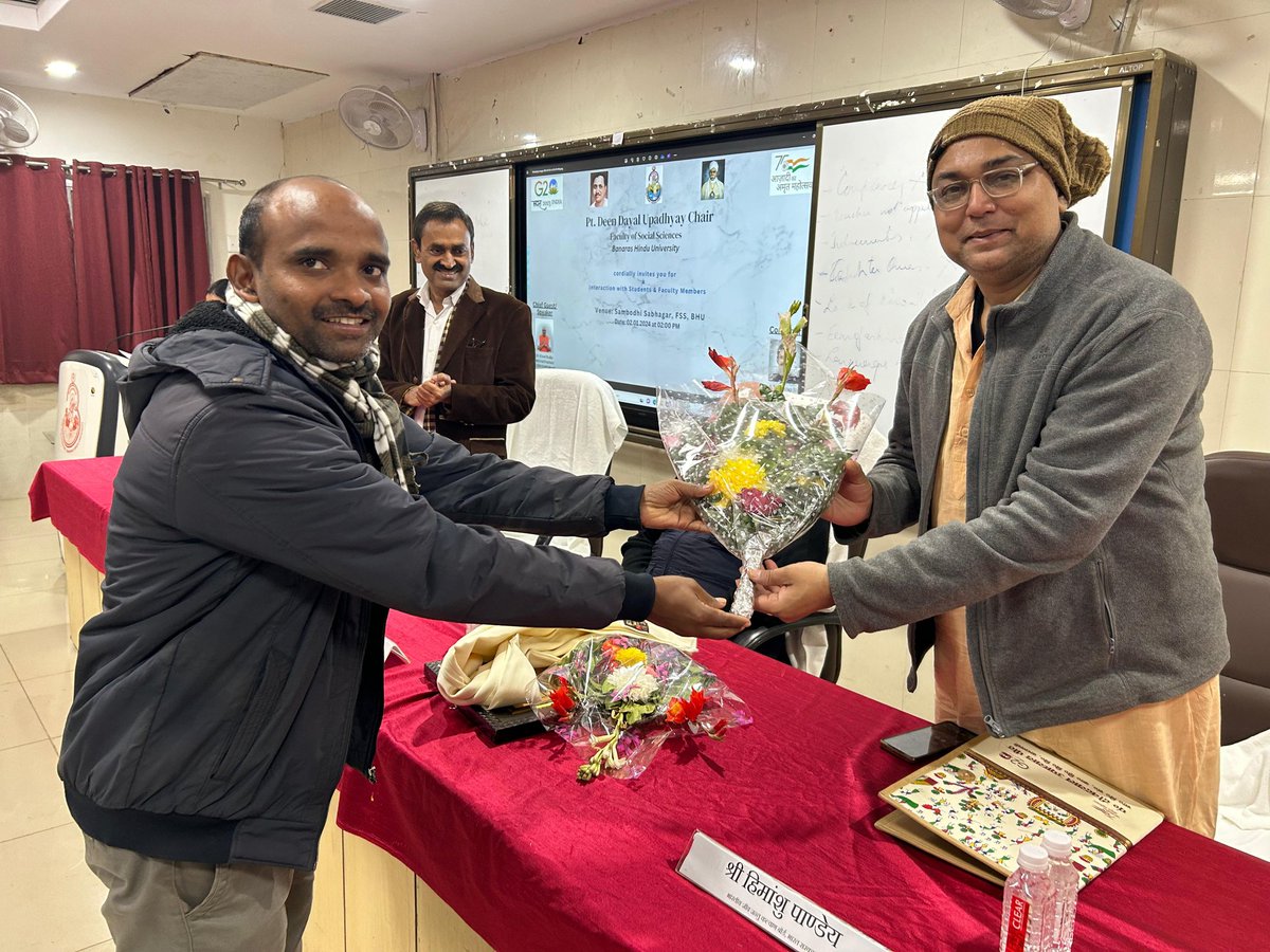 Ptdducbhu's tweet photo. पं. दीनदयाल उपा० पीठ में आज 'पं दीनदयाल उपाध्याय का एकात्म मानववाद: युवा शक्ति और भविष्य का भारत' विषय पर चर्चा का आयोजन किया गया । समन्वयक प्रो. तेज प्रताप सिहं ने मुख्य अतिथि डॉ. विनोद शुक्ला(राष्ट्रीय अध्यक्ष, पं दीनदयाल स्मृति मंच) और हिमांशु पाण्डये का स्वागत किया गया। https://t.co/FdqDFYZ6N6