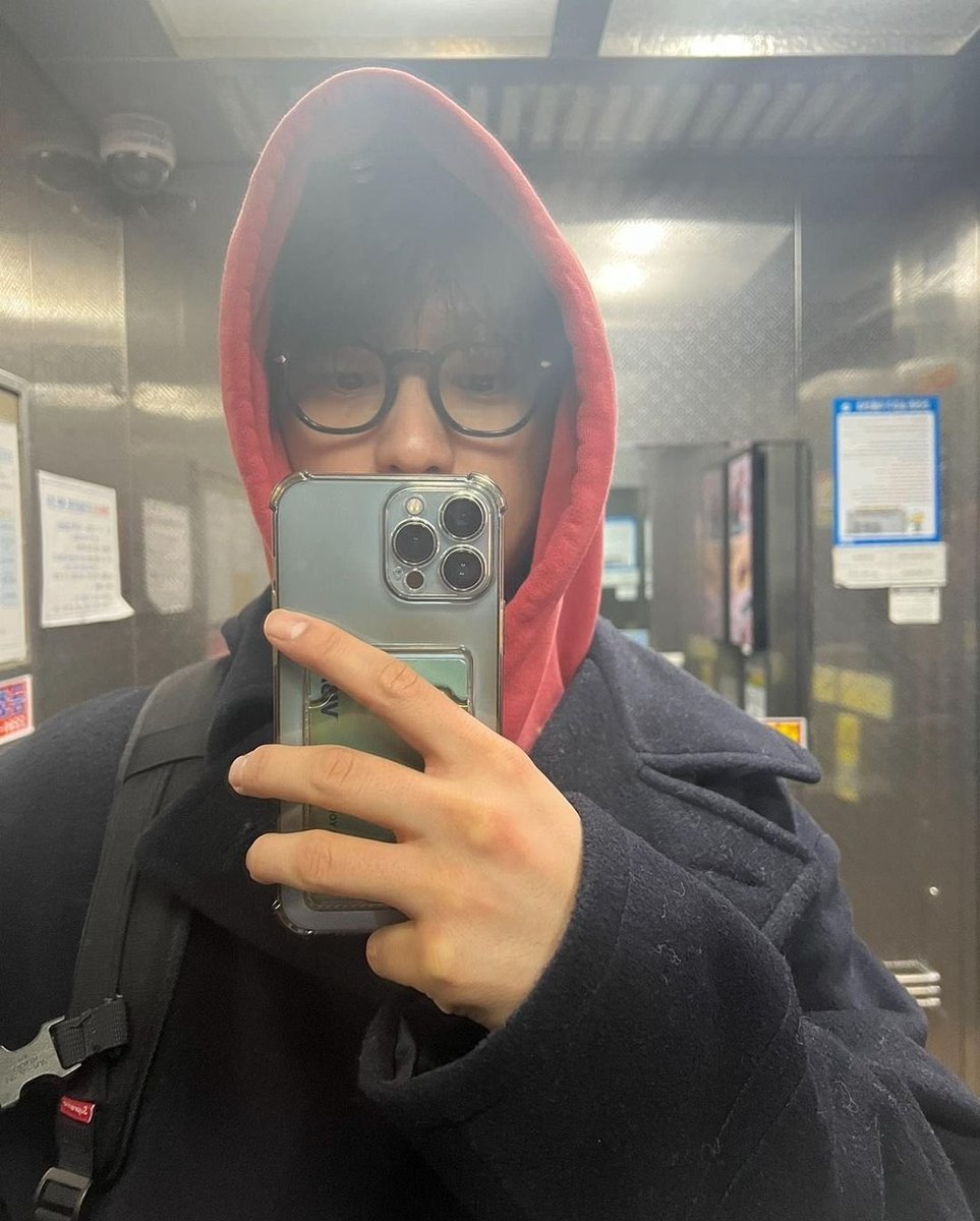 iPie_iGOT7's tweet photo. Long talk session
หลังจากที่จินยองเซ็นลายเซ็นแล้ว 
ไผ่ก็ได้มีโอกาสพูดคุยกับจินยองอีกครั้ง
ไม่ใช่แค่ไผ่นะคะ มีคนอื่นๆด้วย
ตรงนั้นมีกันอยู่ 6 คน รวมจินยองด้วย

การพูดคุยทั้งหมดดำเนินไปด้วยภาษาอังกฤษ
ไผ่อยากจะบอกว่าจินยองพูดภาษาอังกฤษเก่งขึ้นมากค่ะน้องมีความกล้าที่จะพูดขึ้นมาก 
เก่งขึ้นมาก พูดแ���บลื่นไหล พูดแบบมั่นใจขึ้นมาก และพูดเป็นธรรมชาติสุดๆค่ะ 

คุยกันหลายๆ เรื่องเลยค่ะ...
มีโอกาสถามหลายอย่าง 
แต่เรื่องราวอาจไม่ได้เรียงลำดับตามนี้นะคะ 
แต่โดยรวมที่จำได้ประมาณนี้ค่ะ 

🍑:บุญรู้จัก GOT7 ไหม
👦🏻: รู้ครับ
🍑: แล้วชอบใครใน GOT7
👦🏻: พี่จินยอง
🍑: ทำไมถึงชอบล่ะ
👦🏻: แม่เปิดเพลงตลอดบนรถตอนไปส่งโรงเรียน รูปพี่จินยองเต็มบ้านเลย
🍑: ชอบเพลงอะไรที่สุด
👦🏻: Cotton Candy
🍑: แล้ว���อบใครคนที่สองใน GOT7
👦🏻: ไม่มี ชอบแค่พี่จินยอง
🍑: โอ้ววว (ทำเสียงน่ารักม��ก) 
แล้วก็จับมือน้อง ไฮไฟว์กับน้อง 555+

🐥: ที่ค่ายเป็นยังไงหนักไหม 
🍑: หนักไหมก็หนัก แต่ก็อยู่ได้ โอเค งานหนักแต่ก็สนุกกับงาน คุณรู้ใช่ไหมว่าที่ค่ายผมทำอะไรตามใจไม่ได้ ผมต้องทำตามกฎระเบียบ 

ไผ่ก็เลยพยักหน้าแล้วบอกว่า รู้ 

🐥: ไม่ต้องห่วงนะ พวกเรารอจินยองอยู่เสมอ 
🍑: (ยิ้ม พยักหน้า) 
🐥: ตอนงานกองทัพจินยองเต้นดีมากเลย 
🍑: ตอนนั้น ตอนแรกก็ตกใจ เพราะว่าไม่คิดว่าแฟนๆ จ��เยอะมาก มองไปทางไหนก็เห็นอากาเซ่ ผมเลยรู้สึกว่าต้องทำให้ดีมากๆ ผมเลยทำเต็มที่ในทุกๆการแสดงและทุกๆวัน เพื่อไม่ให้แฟนๆ ของเราอายใครครับ อย่างที่รู้ตอนนี้ผมก็อายุมากขึ้นแล้ว 
🐥: ไม่แก่ ยังเด็กอยู่ (ในใจของทีมแม่ก็คิดว่าอยากจะบอกว่าพวกเราทีมแม่ที่ไทยคิดว่าสามขวบเองนะจะแก่ไปไหน) 
🍑: อย่างที่รู้ตอนนี้มีไอดอลรุ่นใหม่เกินขึ้นมากมาย~
🐥: ที่ประเทศไทยจินยองเป็น “น้องจินยองเสมอนะ” 
🍑: อ่า น้องน้อง ผมรู้จำคำนี้ น้องชายใช่ไหม 
🐥: ใช่จ้า ที่เมืองไทยเรียกกันว่า “นจย” ย่อมาจาก น้องจินยอง แต่แจ็คสันเราเรียกว่า “พี่แจ็ค” นะ 5555+ทั้งที่ๆ เกิดปีเดียวกันนะ 
🍑: “ขอบคุณครับ” (พูดเป็นภาษาไทย) แล้วก็ยกมือไหว้ “ขอบคุณครับ“ 

จินยองตลกมาก ตอนนี้จินยองหันกลับไปมองที่เด็กน้อย 8 ขวบที่นั่งอยู่ด��านหน้าจินยอง

🍑: ไหนลองเรียกสิ น้องจินยอง 
เด็กน้อยหัวเราะร่วนกับความตลกของจินยอง 
👦🏻: Uncle Jinyoung
จินยองก็หัวเราะร่วนพอใจ เผยให้เห็นรอยยิ้มหนวดแมวของจินยองชัดเจนขึ้น 

🐥: ตอนอยู่ที่ค่ายทำอะไรบ้าง
🍑: ตอนนี้ผมโฟกัสกับงานของกองทัพอย่างเดียวเลย ผมมีงานที่ต้องรับผิดชอบให้ดีที่สุดในทุกๆวัน 
🐥: พวกเราคิดถึงอยากได้ข่าวจินยองบ้าง
🍑: ผมเข้าใจและคิดถึงทุกคน แต่ทุกคนมีง��น มีหน้าที่ที่ต้องทำ ผมมีกฏระเบียบที่ต้องปฏฺิบัติตาม ผมเองก็มีหน้าที่ในแต่ละวันที่ต้องทำในค่าย และผมโฟกัสกับงานในกองทัพมากๆครับ เพราะตอนนี้มันคืองานของผม ผมตั้งใจจะทำหน้าที่ของผมให้ดีที่สุด ตอนนี้ผมได้เป็นหัวหน้าของ unit ดูแลหลายอย่าง มีงานที่ต้องรับผิดชอบมากขึ้น
🐥: พวกเรารอเสมอนะ 
🍑: ครับขอบคุณครับ 

แล้วเราก็แยกย้ายกัน เพราะว่ามีแฟนคลับอีกกลุ่มหนึ่งเดินเข้ามา จินยองก็เดินไปแจกลายเซ็นกลุ่มที่เ���ินเข้ามาใหม่ค่ะ

สำหรับไผ่ที่เป็นแฟนคลับ…
ไผ่นั่งอยู่ตรงนั้นไผ่รับรู้ได้เห็นถึงความมุ่งมั่นของ "ไอดอล" ที่ไผ่รัก 

อ้อ มีครั้งหนึ่ง ไผ่พูดขึ้นว่า "พัคแพอู" จินยองบอกว่า ครับ แต่ผมยังคงเป็น Idol พัคจินยองเสมอและตอนนี้ผมคือ ทหารพัคจินยองครับ

โอเครับทราบ พวกเราจะอดทนให้เก่งเหมือนจินยอง ❤️

แถมชุดที่น้องใส่มาวันนั้นค่ะ 😂
แบบนี้เลย แต่หัวมันฝรั่ง น่ารักๆ 🍑