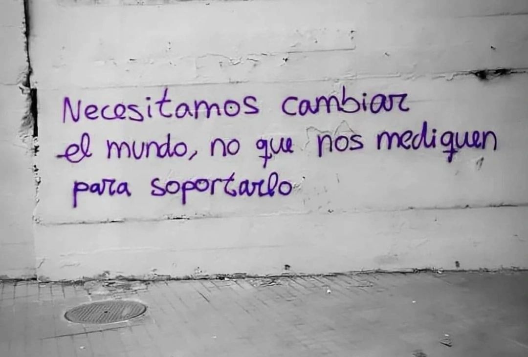 ecabanasd's tweet photo. En España consumimos un 30% más de ansiolíticos y antidepresivos que hace una década. Los problemas de salud mental también crecen. Sin duda, hay muchos factores que explican este aumento, pero los principales son sistémicos antes que personales. El trabajo precario entre ellos. https://t.co/GkxnCDZnVI