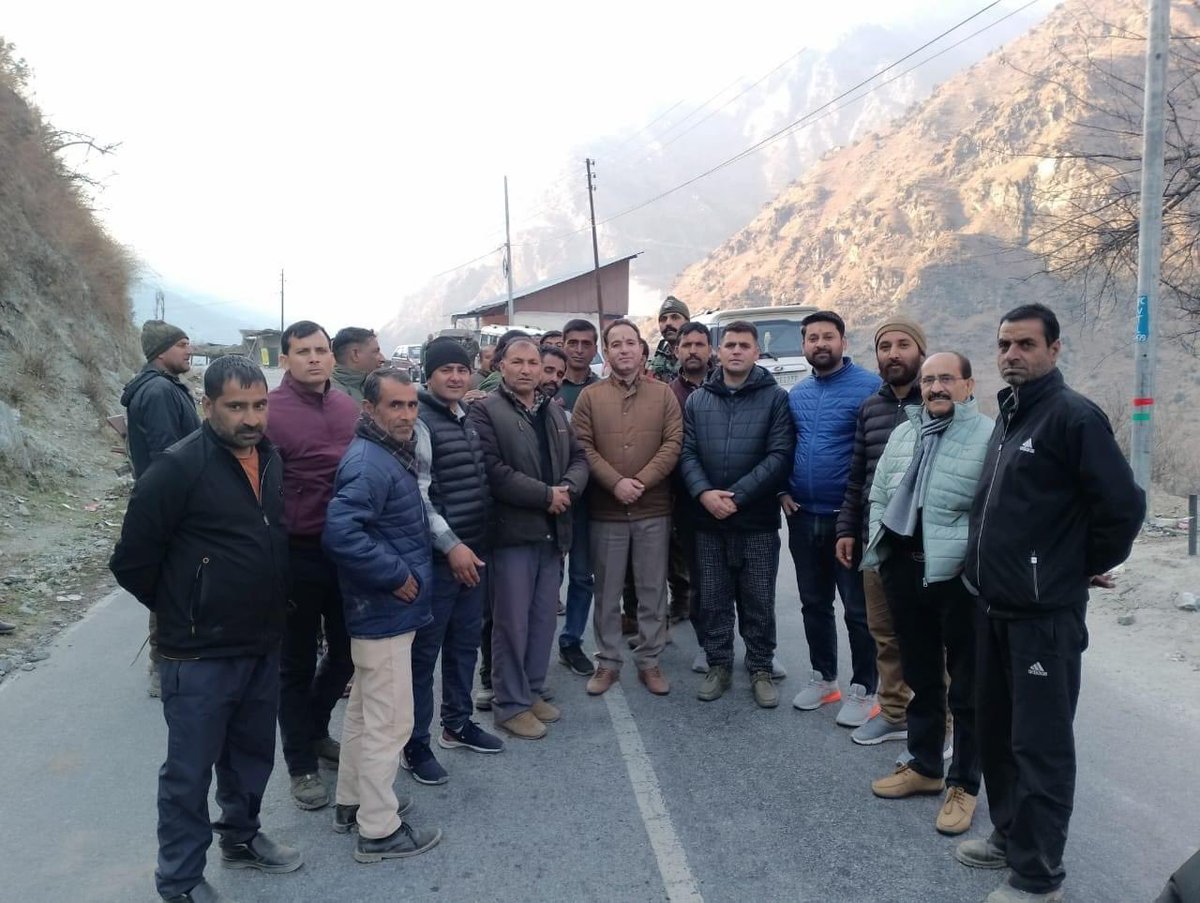 Sunil_SharmaBJP's tweet photo. Visited village Dool and Kwar and went to the homes of Sh. Amjad Hussain of Dool who died due to an unfortunate accident at work site and Mr Naresh Kumar of village Kwar who died due to cardiac arrest to convey my heart felted  condolences. https://t.co/Iku94gtBWF