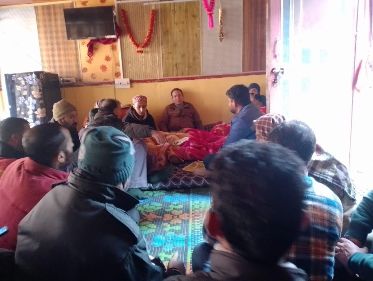 Sunil_SharmaBJP's tweet photo. Visited village Dool and Kwar and went to the homes of Sh. Amjad Hussain of Dool who died due to an unfortunate accident at work site and Mr Naresh Kumar of village Kwar who died due to cardiac arrest to convey my heart felted  condolences. https://t.co/Iku94gtBWF